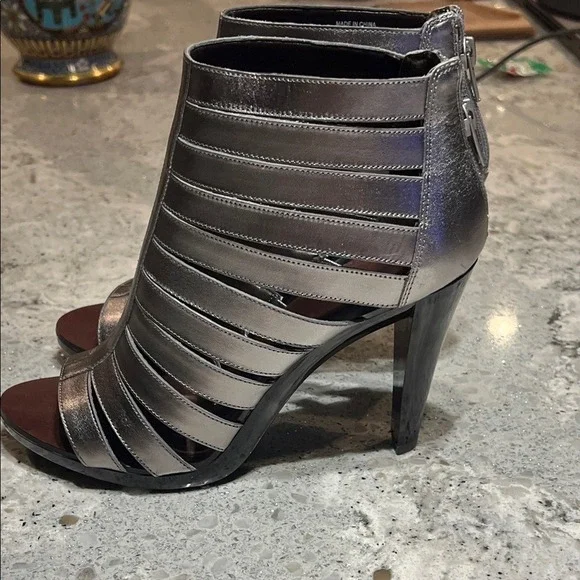 Banana Republic Metallic Silver Heels Size 6.5 - Picture 5 of 10